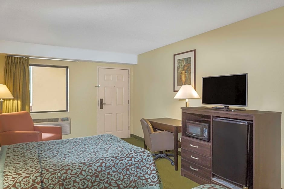 Days Inn & Suites by Wyndham Columbia Airport