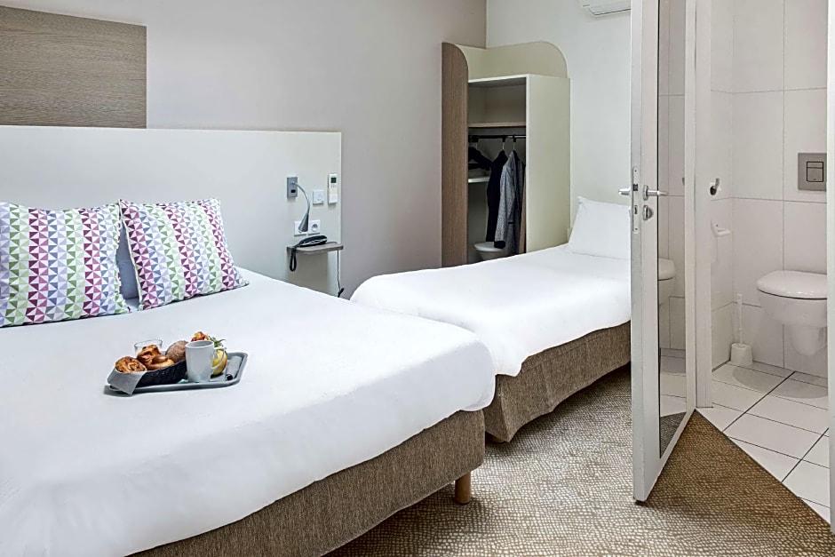 Photo 1 of 7 of Standard 1 Queen Bed and 1 Twin Bed