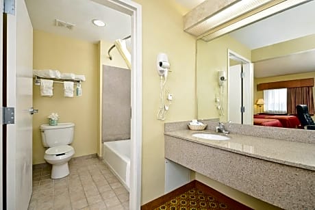 2 QUEEN BEDS,SMOK,HISPD,MICRFRG,COFFEEMAKER,IRON,HAIR,FULL BREAKFAST