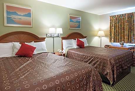 2 Queen Beds, Smoking