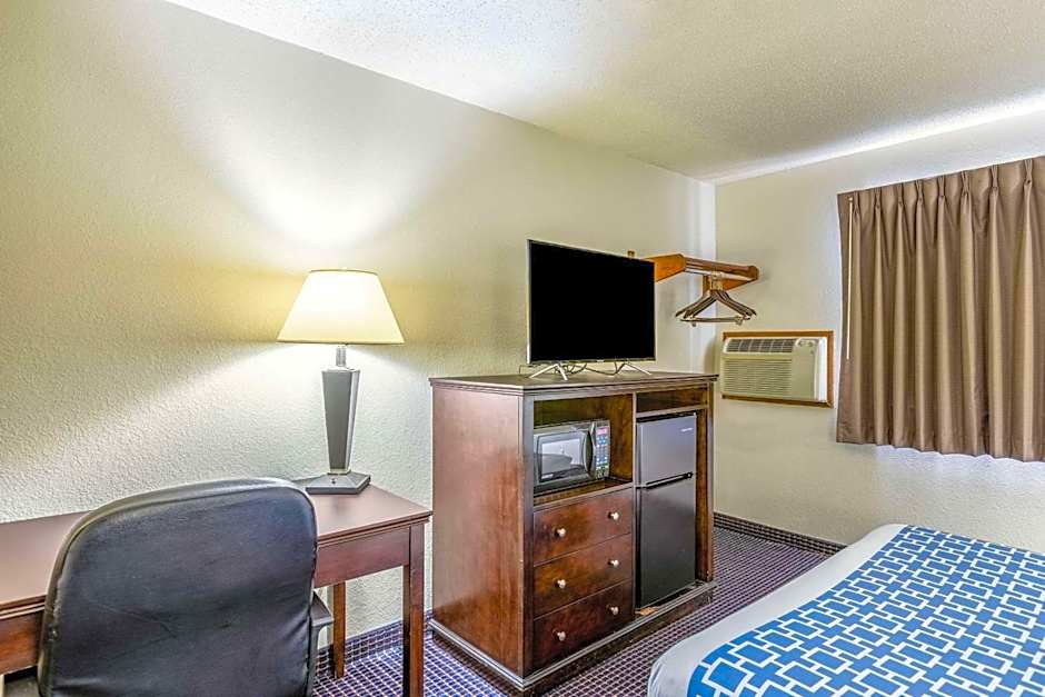 Econo Lodge Inn & Suites Auburn