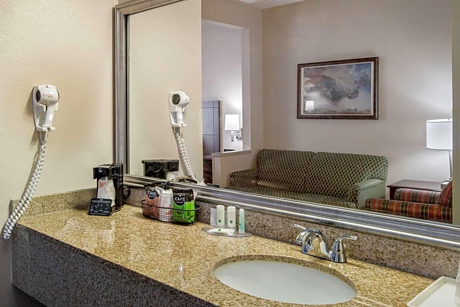 Quality Inn & Suites Lawrence - University Area