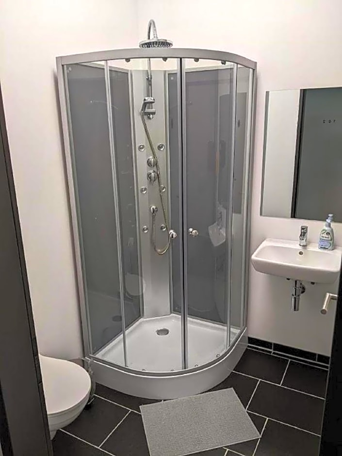 BUSINESS-MOTEL free WiFi & massage, air-con, XXL-Parking