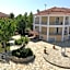 Village Inn Studios & Family Apartments