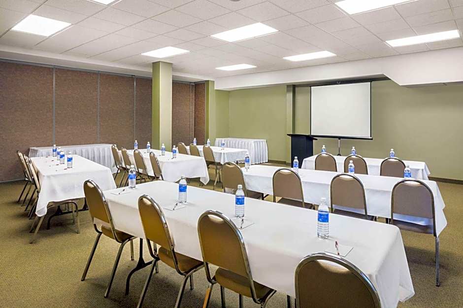 Ramada by Wyndham Clairmont/Grande Prairie