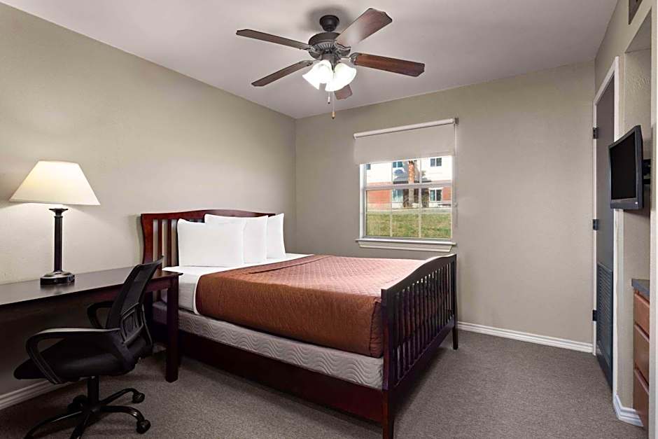 Eagle's Den Suites Kenedy a Travelodge by Wyndham