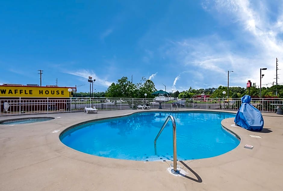 Econo Lodge Inn & Suites East