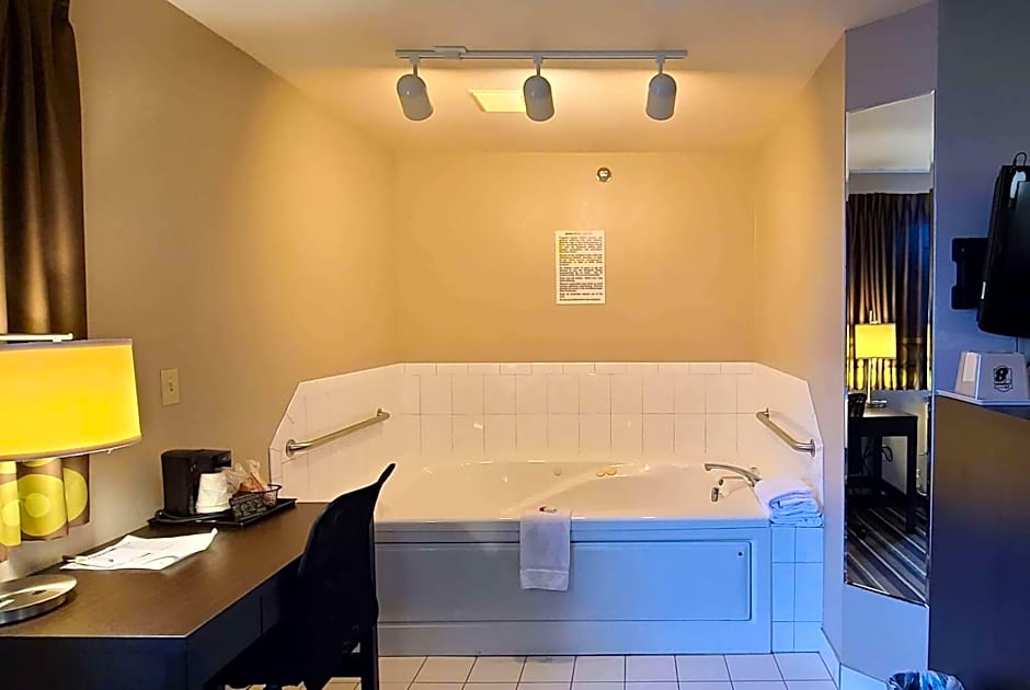 Super 8 by Wyndham Brookings