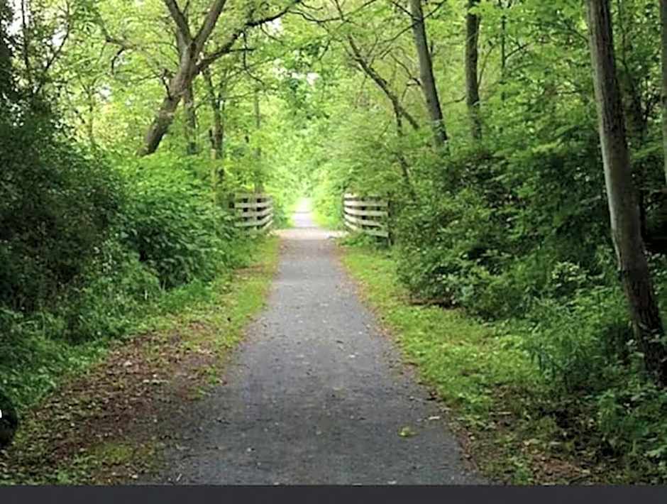 Walk To Parks, Dining & Lake! Game Room! Hot Tub!