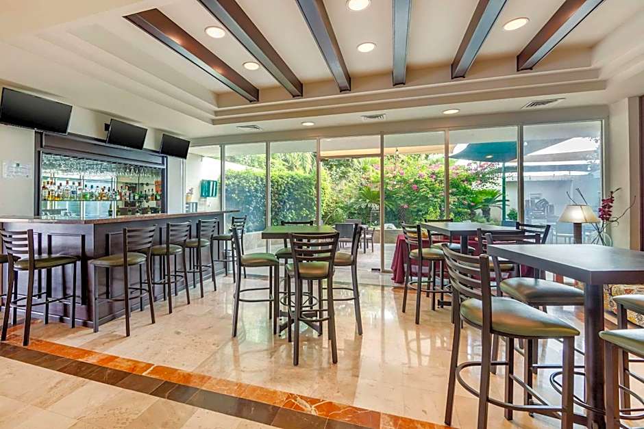 Quality Inn Monterrey La Fe