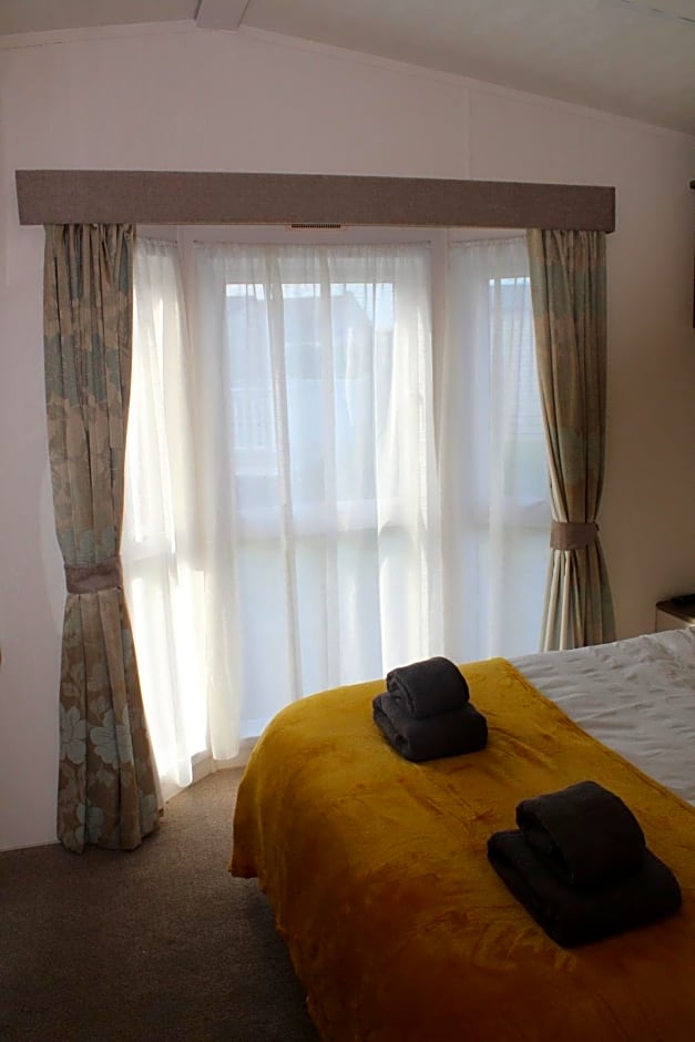 Moonlight Ridge -2 bedroom lodge with hot tub