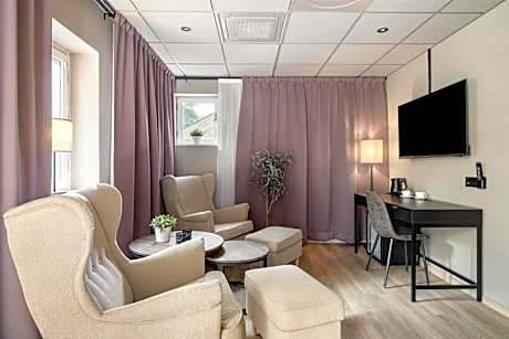 Junior King Suite with Hot Tub and City View - Non-Smoking