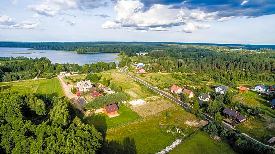 "Zajazd u Lecha - Rowerowa Przystań - Sucha Rzeczka 3C" nad jeziorem Serwy