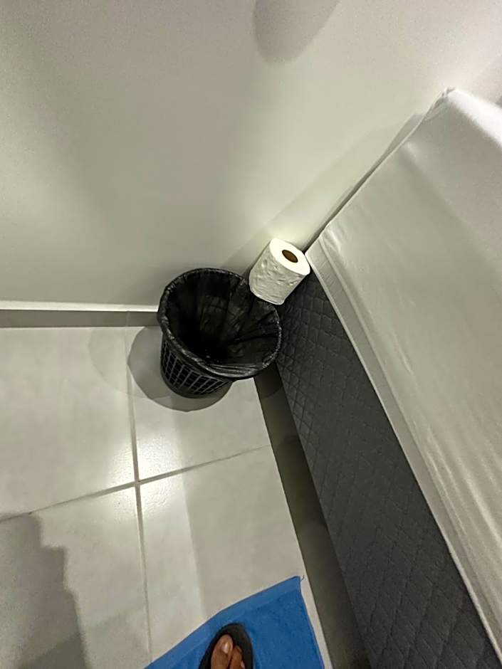 Quarto privativo com banheiro compartilhado em Pousada recém construída,a 500mts do pátio do forró