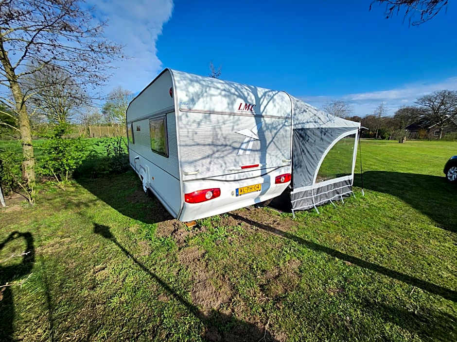 Ruime caravan op gezellige minicamping