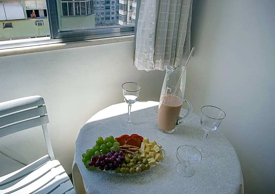 Side Ocean View: Cozy Studio