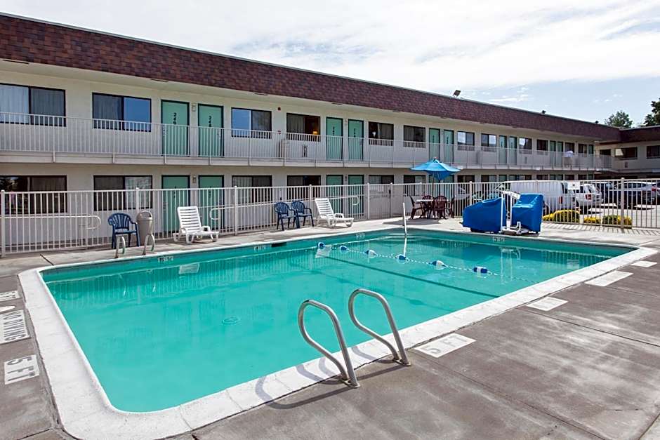 Super 8 by Wyndham Turlock