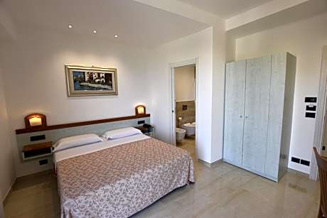Double/Twin Room with Partial Sea View
