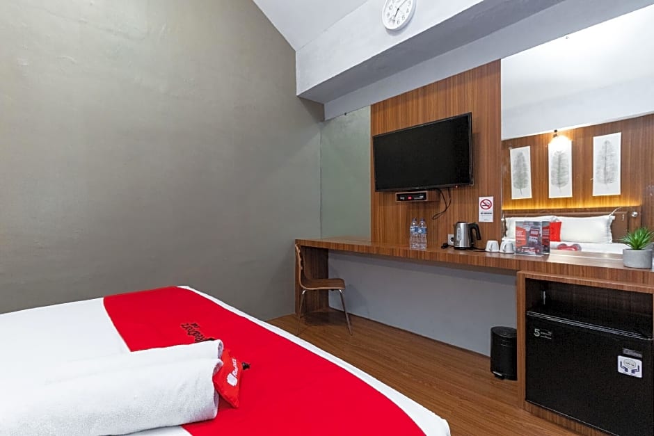 RedDoorz Premium near Centre Point Mall Medan