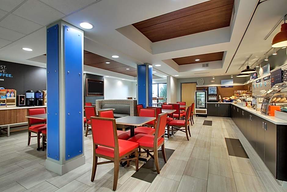 Holiday Inn Express Hotel & Suites Cedar Rapids I-380 at 33rd Avenue By IHG