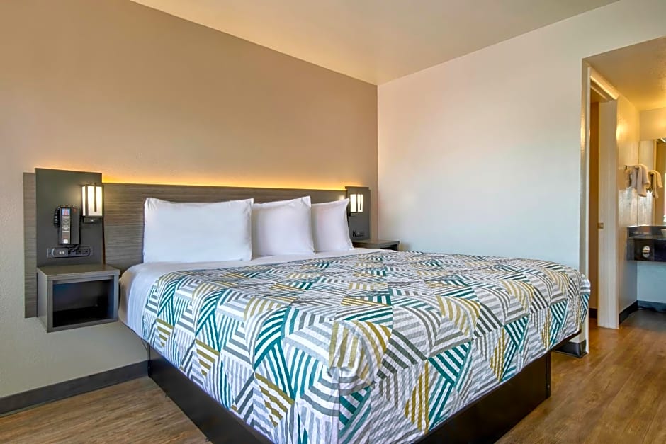 Motel 6-Albuquerque, NM - Carlisle