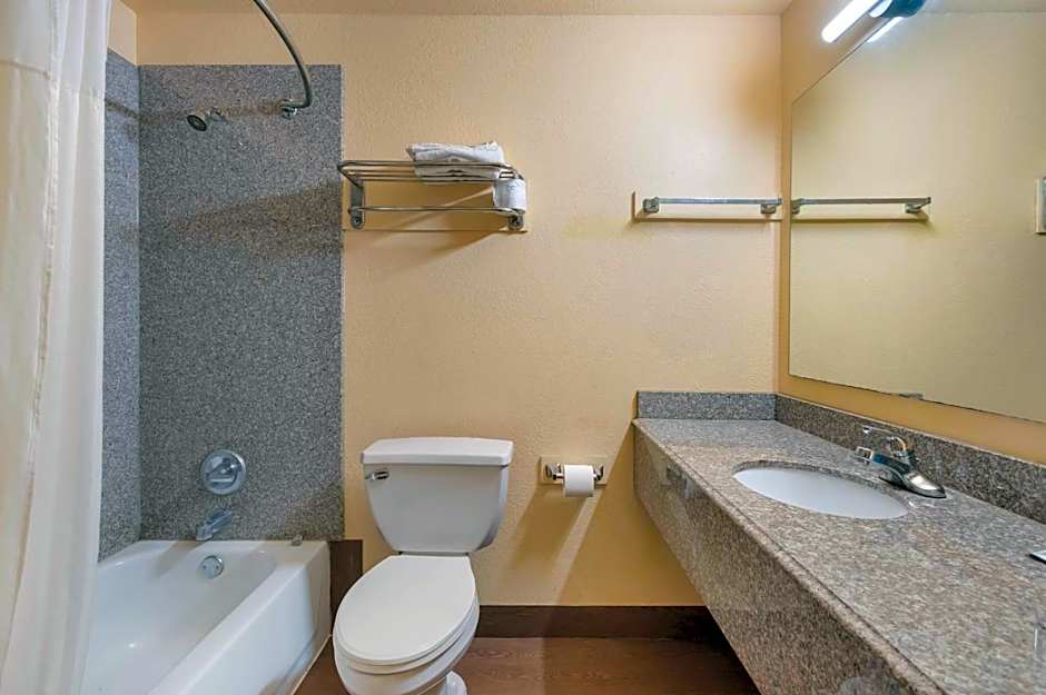 Rodeway Inn & Suites East