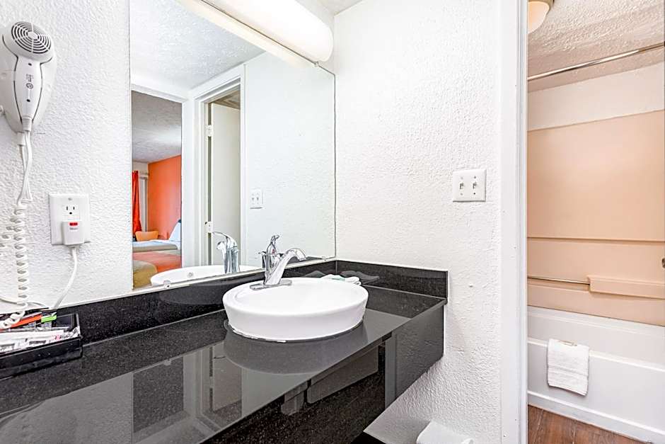 Relax Inn by OYO Columbus OH I 70