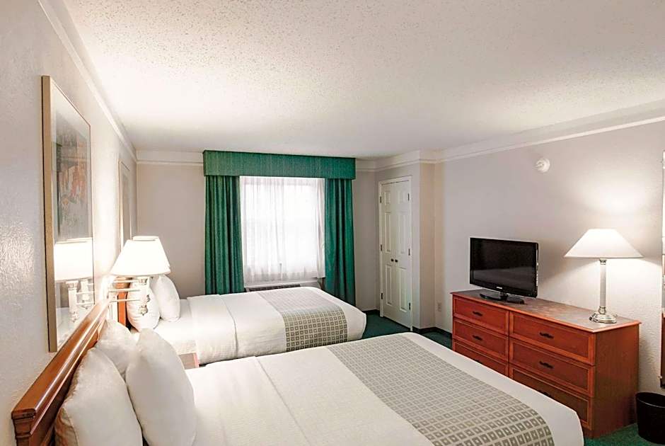 La Quinta Inn & Suites by Wyndham Indianapolis Airport Lynhurst
