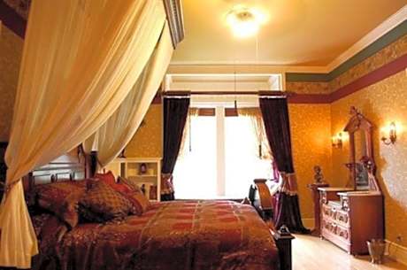 Alexander Mansion  Bed and Breakfast