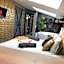 Playroom et Nuit Insolite