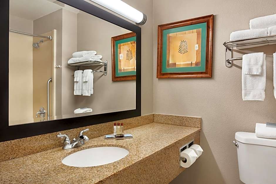 Wingate by Wyndham Bentonville Airport
