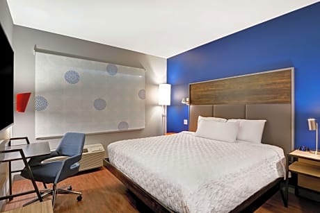 1 King Hearing Accessible Room W/Ri Shower