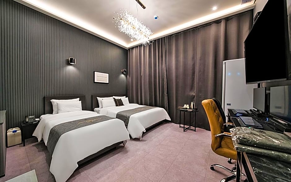 Hotel Hermes at Yongin Everland Station