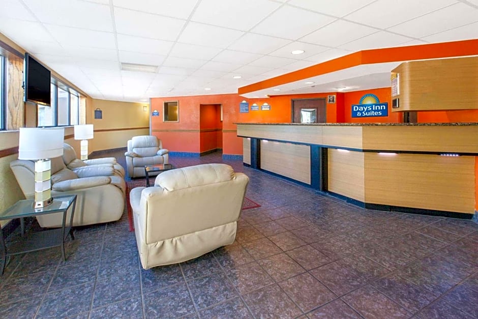 Days Inn & Suites by Wyndham Madison Heights MI