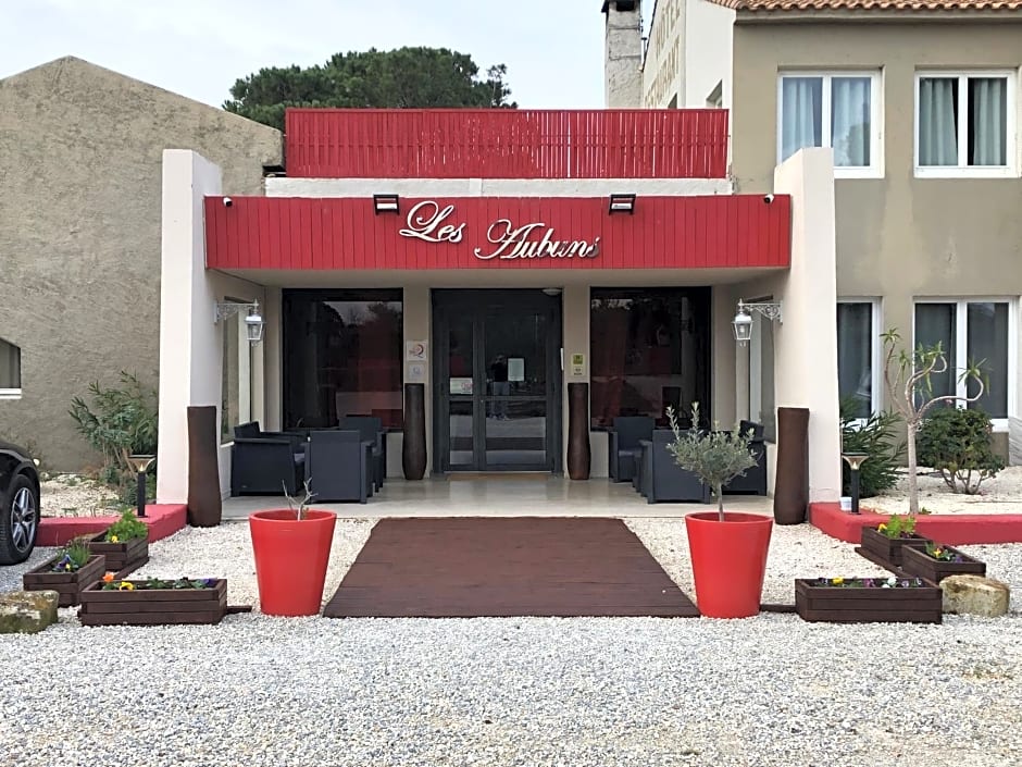 Les Aubuns Country Hotel