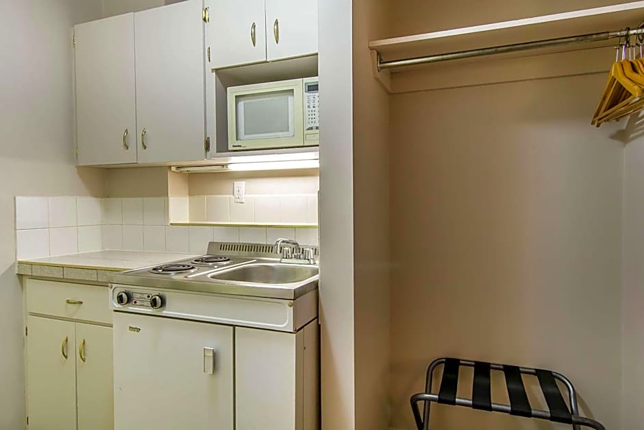 Econo Lodge And Suites