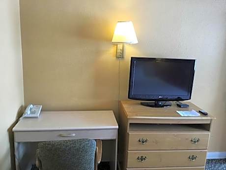Queen Room with Bath Tub - Mobility/Hearing Accessible - Non-Smoking