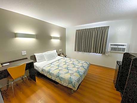 Queen Room - Disability Access - Non-Smoking