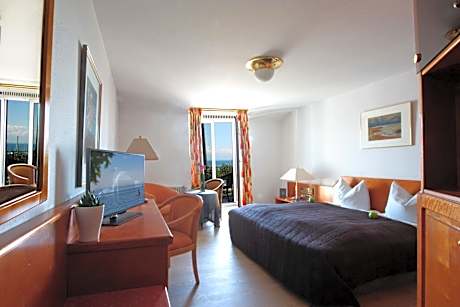 Deluxe Double Room with Balcony and Lake View