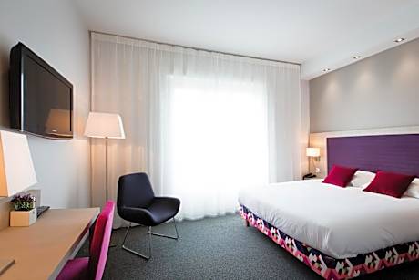Family Room with One Queen Bed and Two Single Beds - Duplex/Non-Smoking
