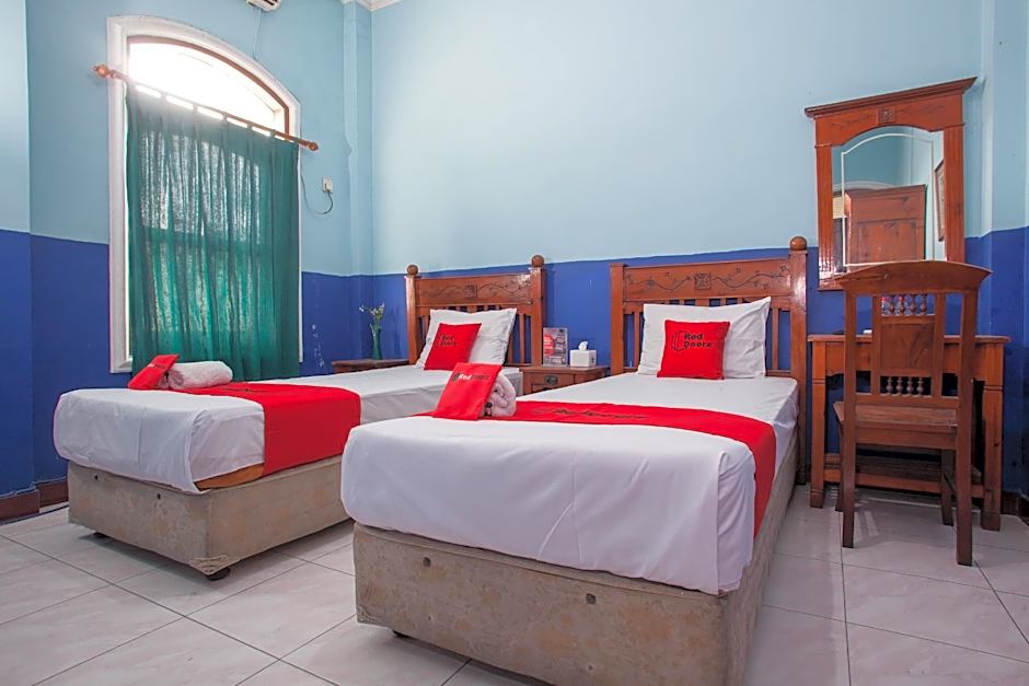 RedDoorz @ Genteng Surabaya 2