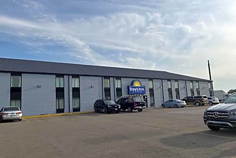 Days Inn & Suites by Wyndham Bloomington/Normal IL