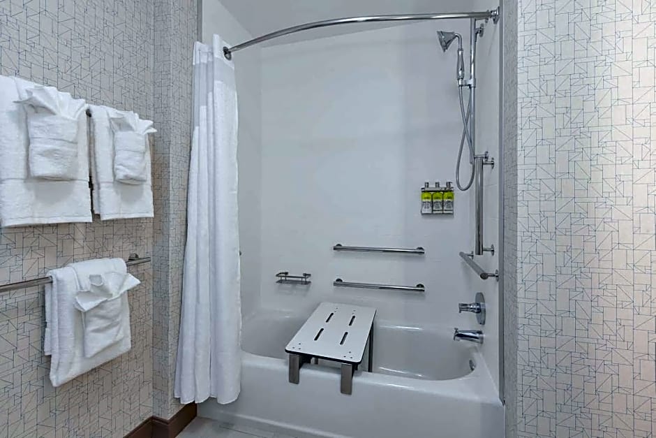Holiday Inn Express & Suites - Grand Rapids Airport - South by IHG