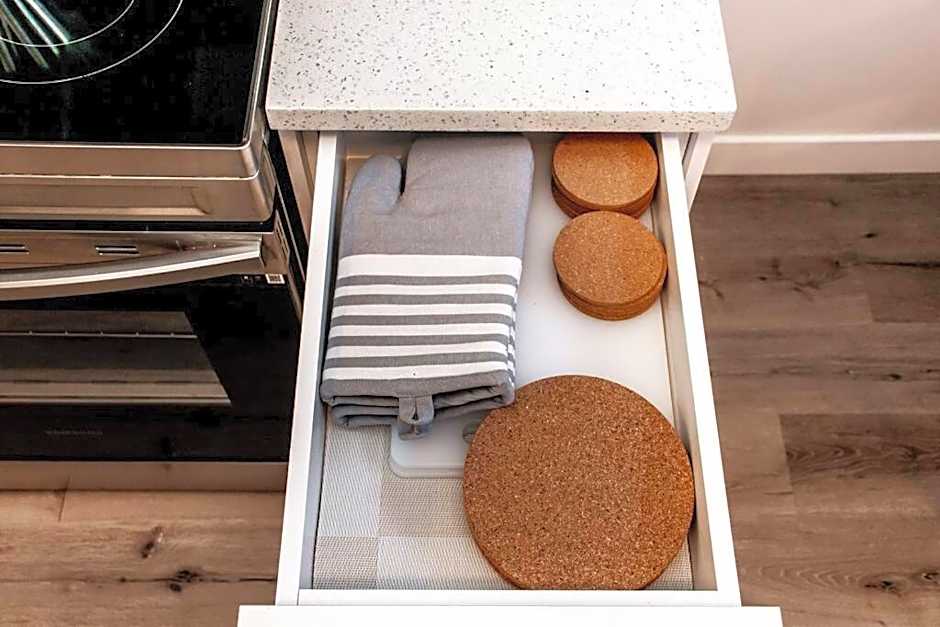 Cozy Nordic Utopia, Bsmt Suite near WEM & DT, King Bed, WiFi