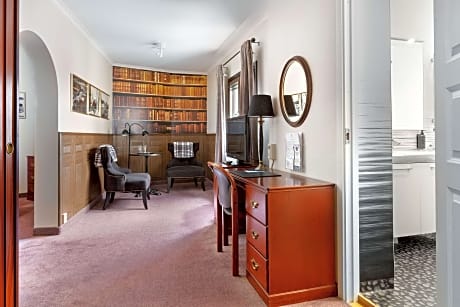 1 King Bed, Non-Smoking, Superior Room, Wi-Fi, Shower Only, Full Breakfast