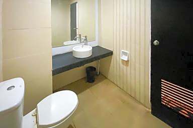 Urbanview Hotel Asyra Makassar