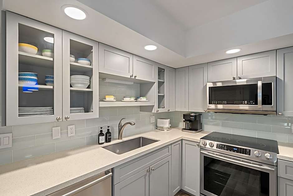 Renovated Condo - 3 Min Walk to Toes in the Sand!