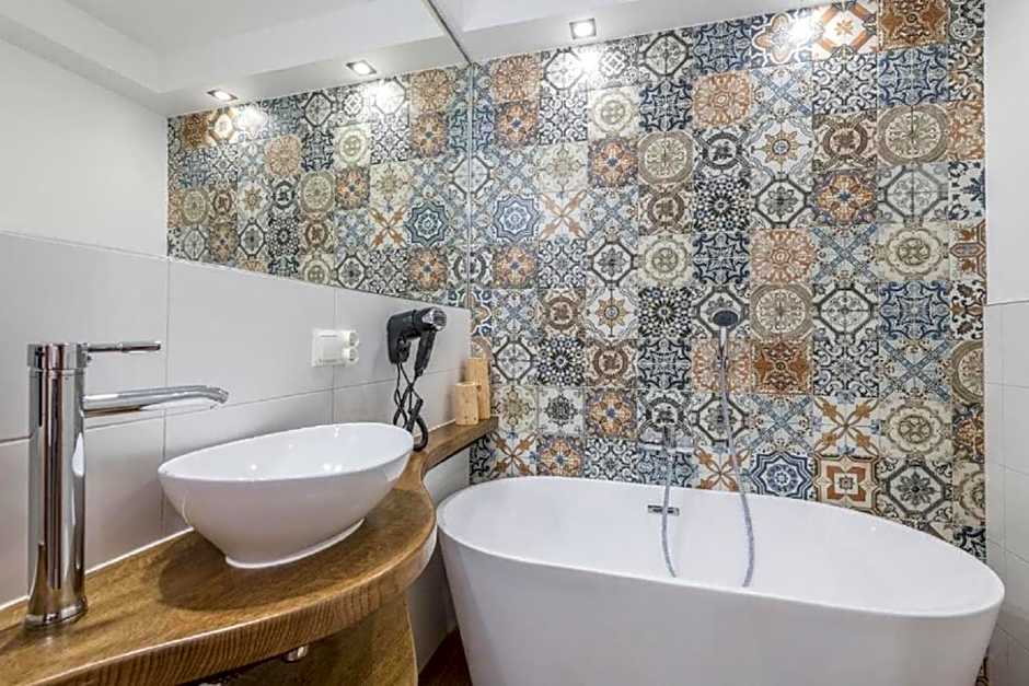 Biały Jeleń z basenem i jacuzzi