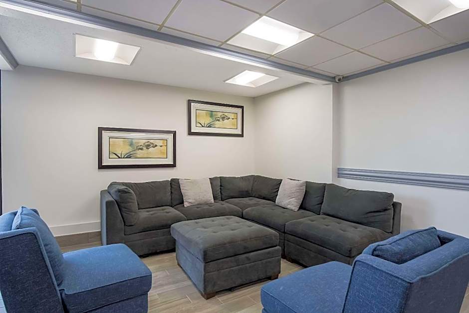 Clarion Inn & Suites Grand Rapids Airport