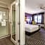 La Quinta Inn & Suites by Wyndham Cleveland - Airport North